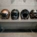 Capacetes de moto sobre prateleira, capacete bom e barato