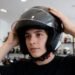 Mulher colocando capacete na cabeça, capacete feminino