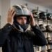 Homem ajustando capacete integral em loja, capacete para calor