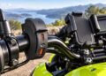 Carregador USB de 48 W instalado no guidão de moto verde