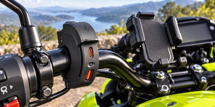Carregador USB de 48 W instalado no guidão de moto verde