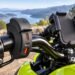 Carregador USB de 48 W instalado no guidão de moto verde