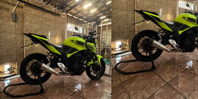 Yamaha MT-03 com cavalete para moto universal totalmente visível
