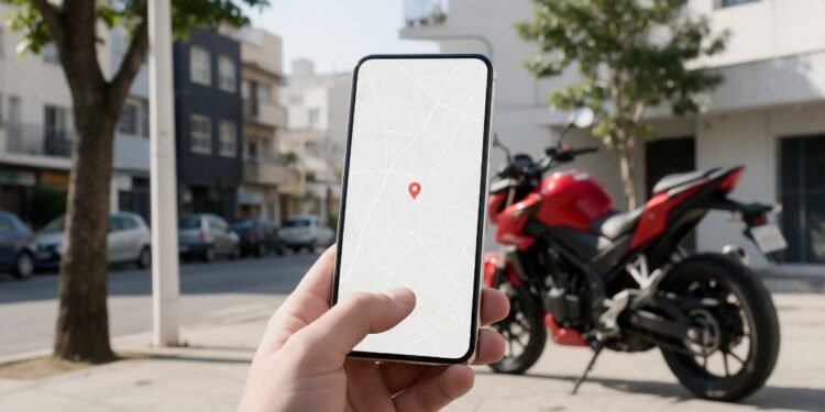 Celular com mapa e moto estacionada, cerca virtual e alertas do rastreador de moto