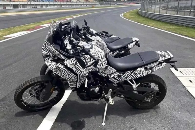 Protótipos da CFMOTO 550MT com camuflagem zebrada estacionados em pista