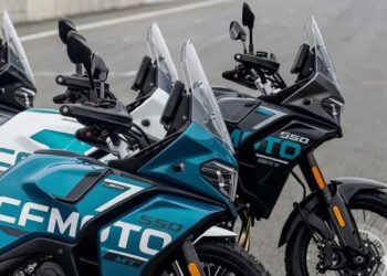 Três unidades da CFMOTO 550MT lado a lado, com para-brisa alto e cores azul-petróleo, branca e preta