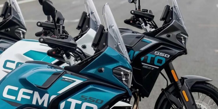 Três unidades da CFMOTO 550MT lado a lado, com para-brisa alto e cores azul-petróleo, branca e preta