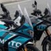 Três unidades da CFMOTO 550MT lado a lado, com para-brisa alto e cores azul-petróleo, branca e preta