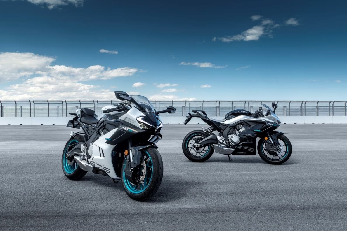 Detalhe da esportiva CFMOTO 675SR-R, de três cilindros