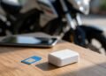 Rastreador e cartão de chip sobre mesa, chip e plano de dados para rastreador de moto