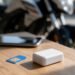 Rastreador e cartão de chip sobre mesa, chip e plano de dados para rastreador de moto