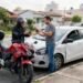 Motociclista e motorista fotografando danos, como acionar a RCF após acidente de moto