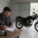 Pessoa conferindo documentos para contratar seguro de moto online