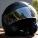 Capacete de moto fechado com viseira sobre um banco
