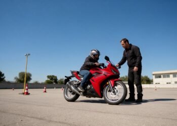 Iniciante e instrutor ao lado de moto vermelha, como fazer curva de moto