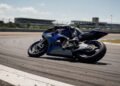 Moto de corrida azul inclinada em curva, como funciona a MotoGP