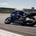 Moto de corrida azul inclinada em curva, como funciona a MotoGP