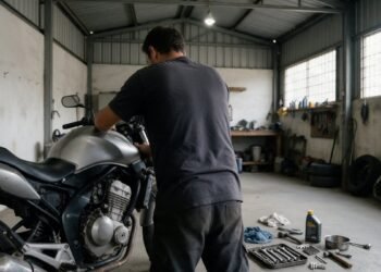 Pessoa cuidando da moto em garagem, como lavar a moto corretamente