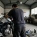 Pessoa cuidando da moto em garagem, como lavar a moto corretamente