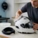Homem lavando capacete branco com pano e água, como lavar o capacete de moto