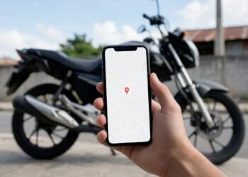 Celular com ponto no mapa ao lado de uma moto, como localizar moto roubada