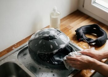 Capacete com espuma de sabão e forração ao lado, como tirar o cheiro do capacete
