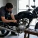 Pessoa verificando a moto na garagem, como trocar a bateria da moto