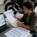Pessoa fazendo um comparativo de seguradoras de moto