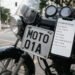 Placa de moto e celular mostrando a consulta de dados, para consultar placa de moto