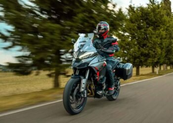 Piloto na Ducati Multistrada V4 S Grand Tour em estrada, moto com cruzeiro adaptativo por radar