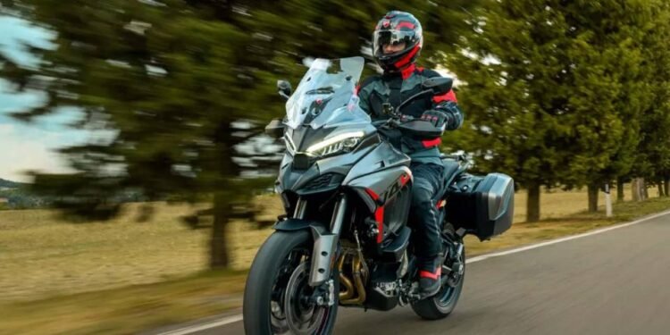 Piloto na Ducati Multistrada V4 S Grand Tour em estrada, moto com cruzeiro adaptativo por radar