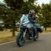 Piloto na Ducati Multistrada V4 S Grand Tour em estrada, moto com cruzeiro adaptativo por radar