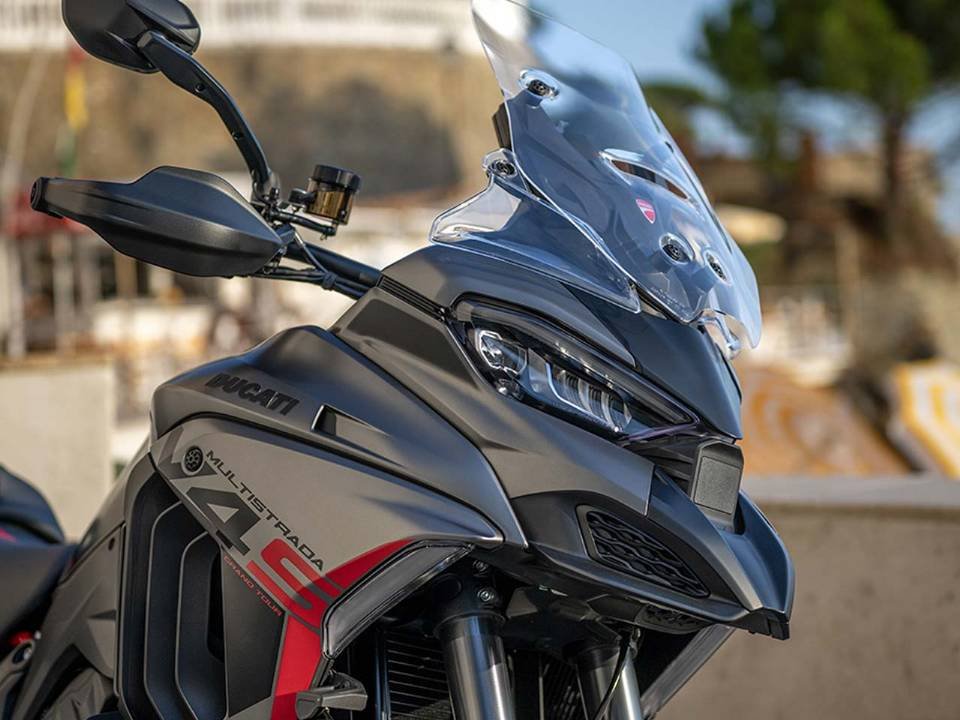 Frente da Ducati Multistrada V4 S Grand Tour, com o radar sob o farol dianteiro