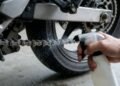 Lubrificação da corrente de uma moto com spray