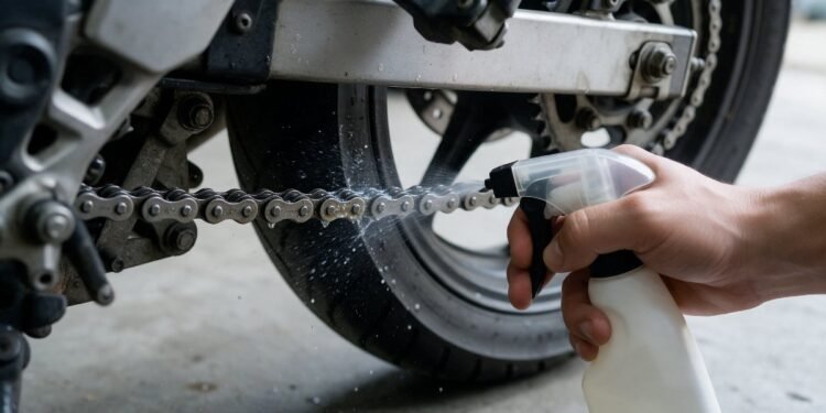 Lubrificação da corrente de uma moto com spray