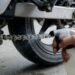 Lubrificação da corrente de uma moto com spray