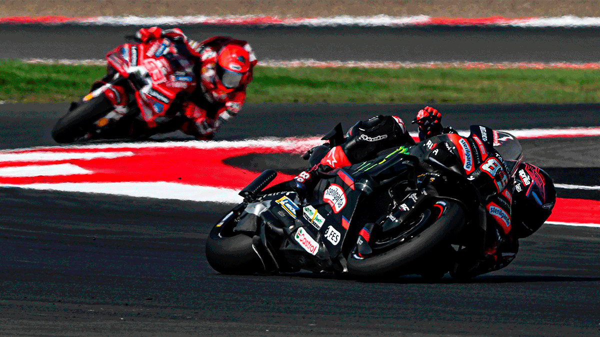 Pilotos da MotoGP durante a corrida principal no circuito de Mandalika, na Indonésia