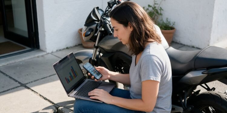 Mulher ao lado de uma moto fazendo cotação de seguro de moto no notebook e no celular