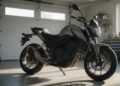 Moto estacionada na garagem de casa, pronta para a cotação seguro de moto