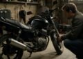 Comprador inspecionando uma moto usada à venda