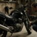 Comprador inspecionando uma moto usada à venda