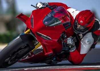 Ducati Panigale V4 2027 vermelha em curva na pista