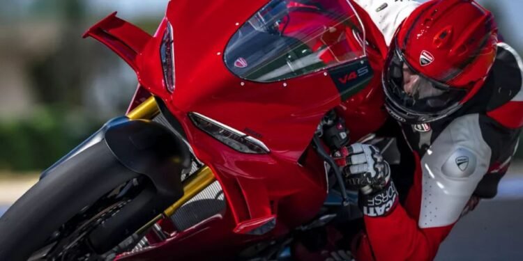 Ducati Panigale V4 2027 vermelha em curva na pista