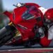 Ducati Panigale V4 2027 vermelha em curva na pista