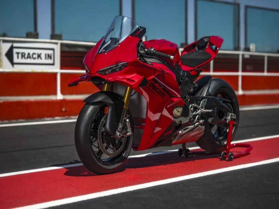 Lateral da superesportiva Ducati com motor Desmosedici Stradale V4