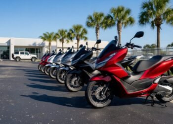 Fileira de motos e scooters novas em pátio, emplacamentos de motos em 2026