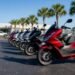 Fileira de motos e scooters novas em pátio, emplacamentos de motos em 2026