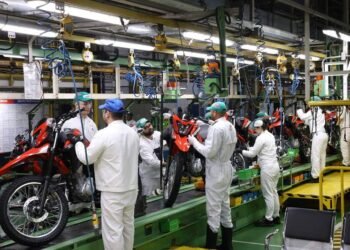 Operários montam motos Honda em linha de produção no Polo Industrial de Manaus
