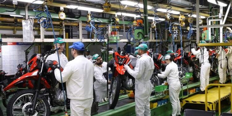 Operários montam motos Honda em linha de produção no Polo Industrial de Manaus