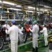 Operários montam motos Honda em linha de produção no Polo Industrial de Manaus